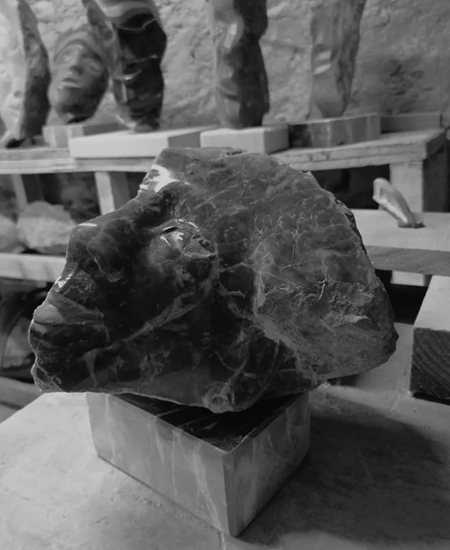 atelier de sculpture Sidobre,taille directe pierre marbre,atelier artistique dans le Tarn,créations en marbre écoresponsable,Yannick Robert sculpteur atelier,visiter un atelier de sculpture Tarn,art en pierre naturelle Occitanie,techniques de taille directe sculpture pierre
