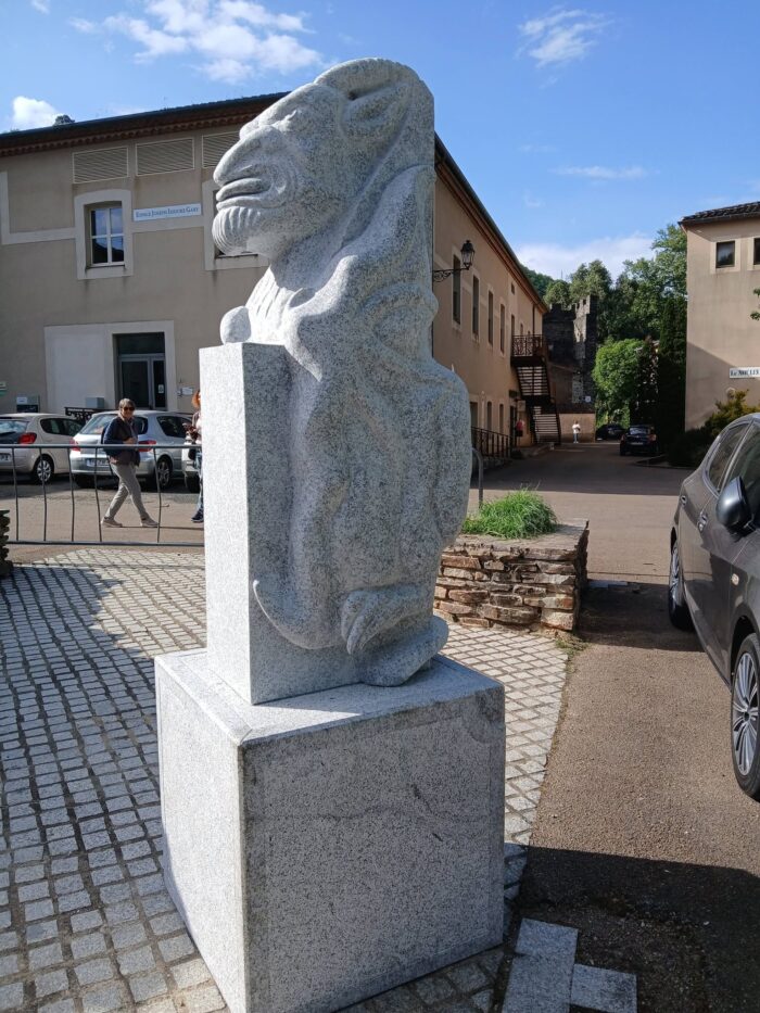 sculpteur,sculptures sur pierre uniques,sculpteur pierre contemporain,art de la sculpture sur pierre,Yannick Robert sculpteur pierre,œuvres en marbre et pierre naturelle,sculptures en pierre sur mesure,tradition sculpture pierre France,artiste sculpteur pierre Tarn,créations artistiques en pierre naturelle,Boissezon